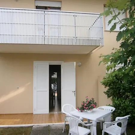 Andrea - Private Garden, 2 Bathrooms, Covered Parking Space