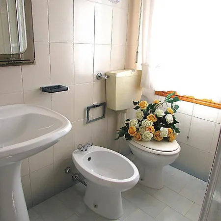 Andrea - Private Garden, 2 Bathrooms, Covered Parking Space