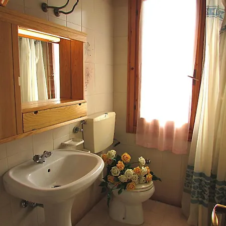 Andrea - Private Garden, 2 Bathrooms, Covered Parking Space Appartamento