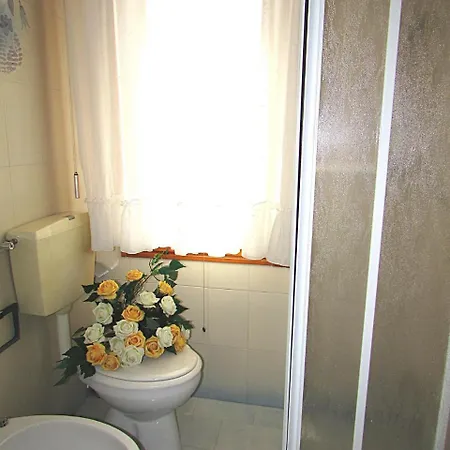 Andrea - Private Garden, 2 Bathrooms, Covered Parking Space *